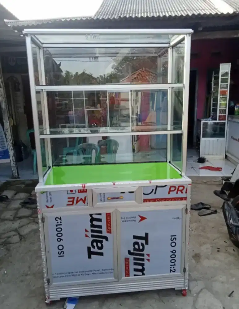 Bhoot etalase dan grobak