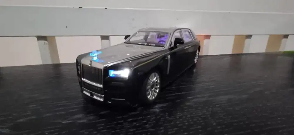 Preloved diecast Rolls Royce Phantom 1:24