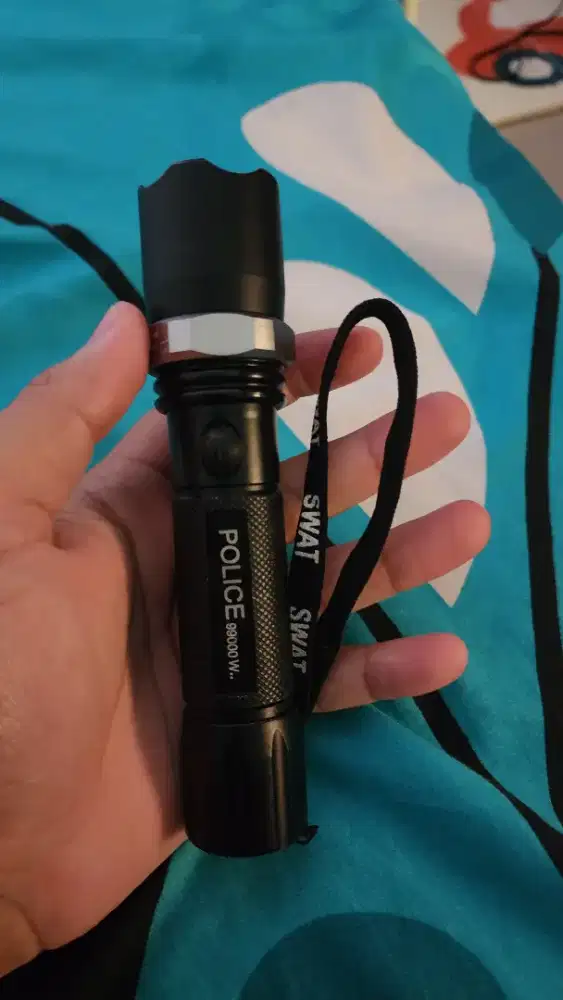 Senter SWAT Seperti baru, Bonus Baterai Isi Ulang