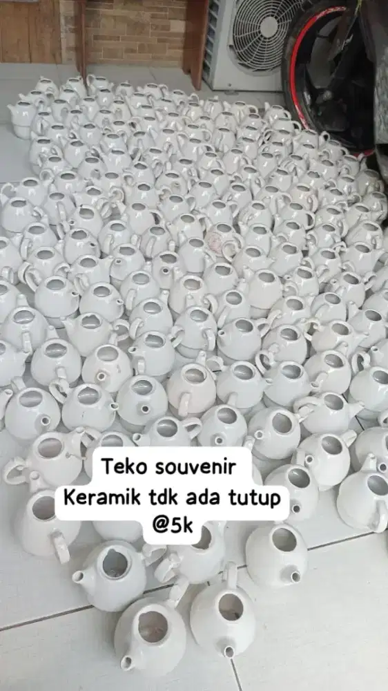 Souvenir keramik teko kecil