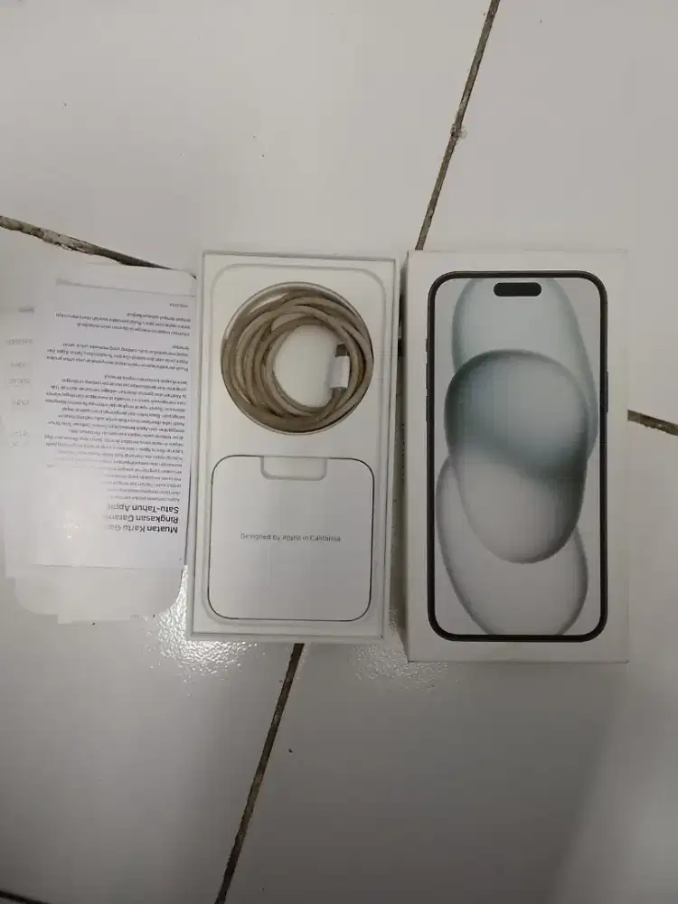 Kotak bawaan iPhone 15 Pus sama charger bawaan
