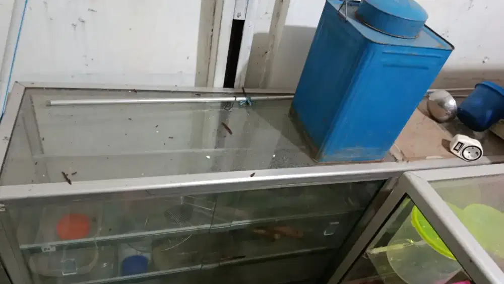 Etalase kaca kaki roda bekas/sekond