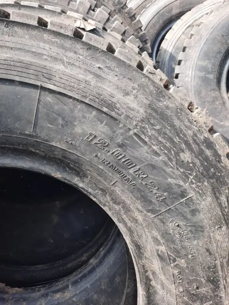Ban bekas 12.00R24