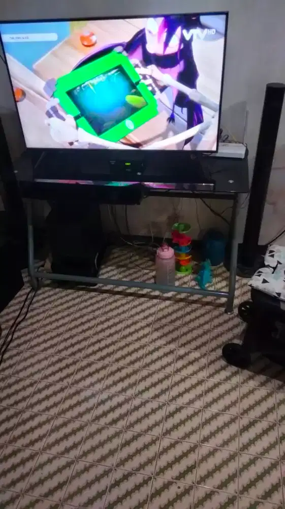 Meja Komputer Kaca rangka besi