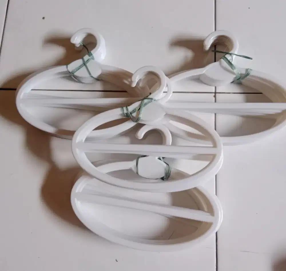 Gantungan hijab bentuk oval warna putih isi 3  lusin