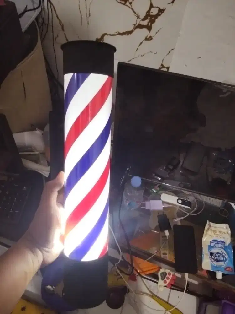 Lampu tempel cukur rambut