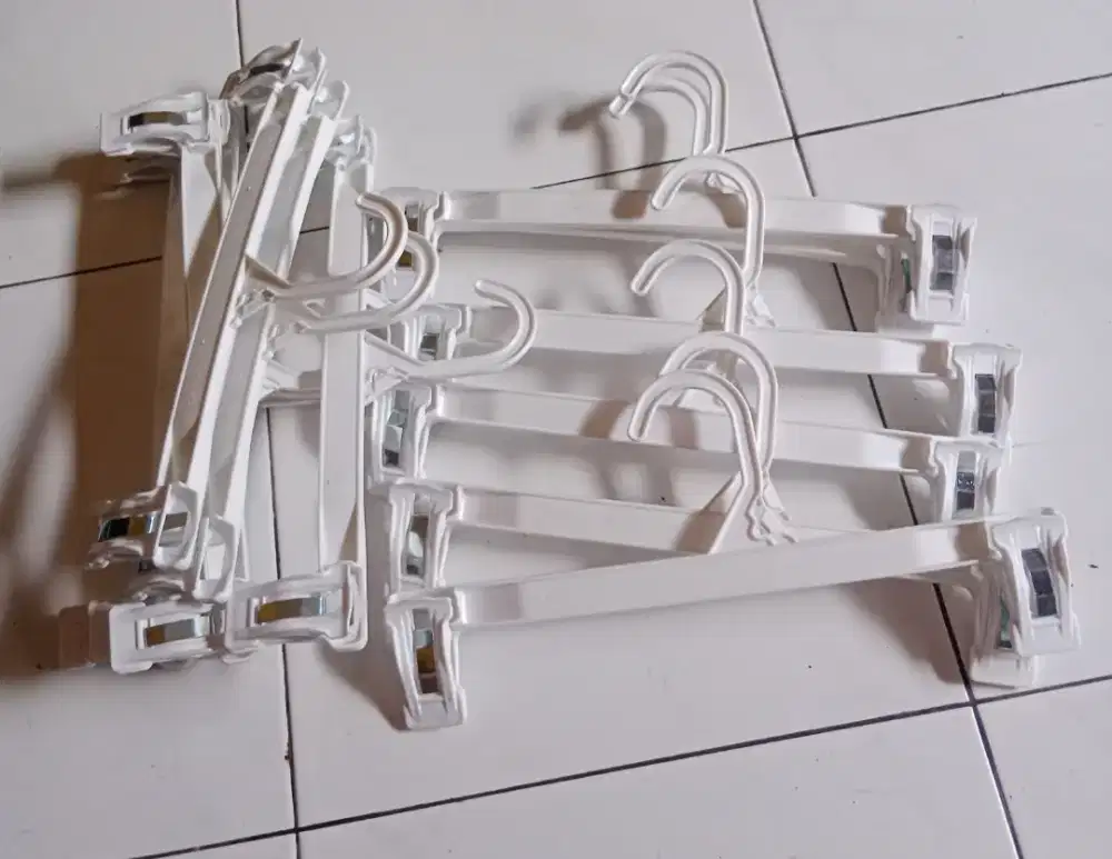 Gantungan jepit celana warna putih isi 1 lusin