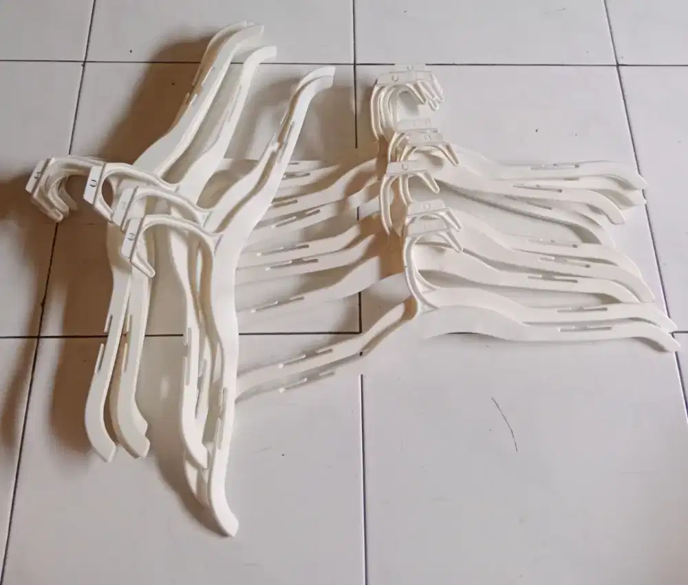 Gantungan baju warna putih isi 2 lusin