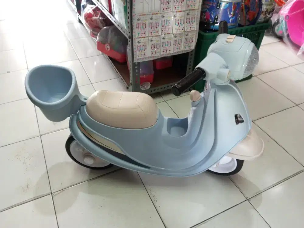 Mainan anak vespa naik besar
