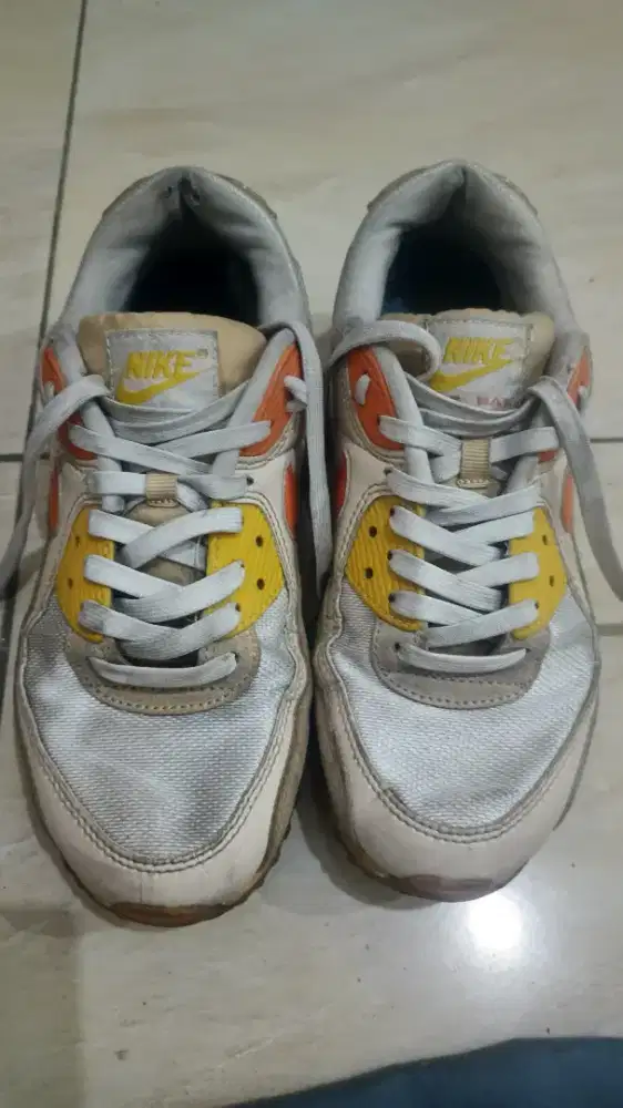 Sepatu nike air max.
