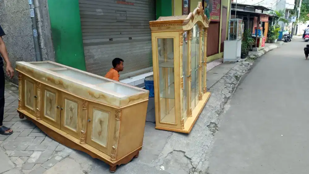 Dijual lemari pajangan bekas pakai