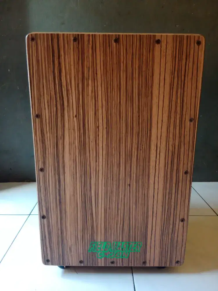 Cajon merk field master warna coklat serat kayu