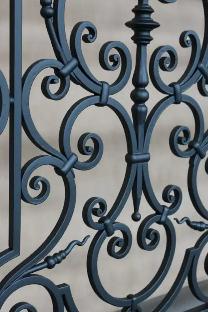 Teralis jendela dengan desain klasik