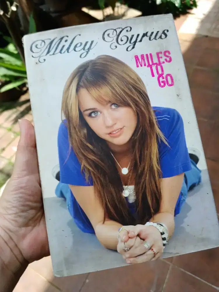English Book Miles to Go Biografi Miley Cyrus berbahasa Inggris