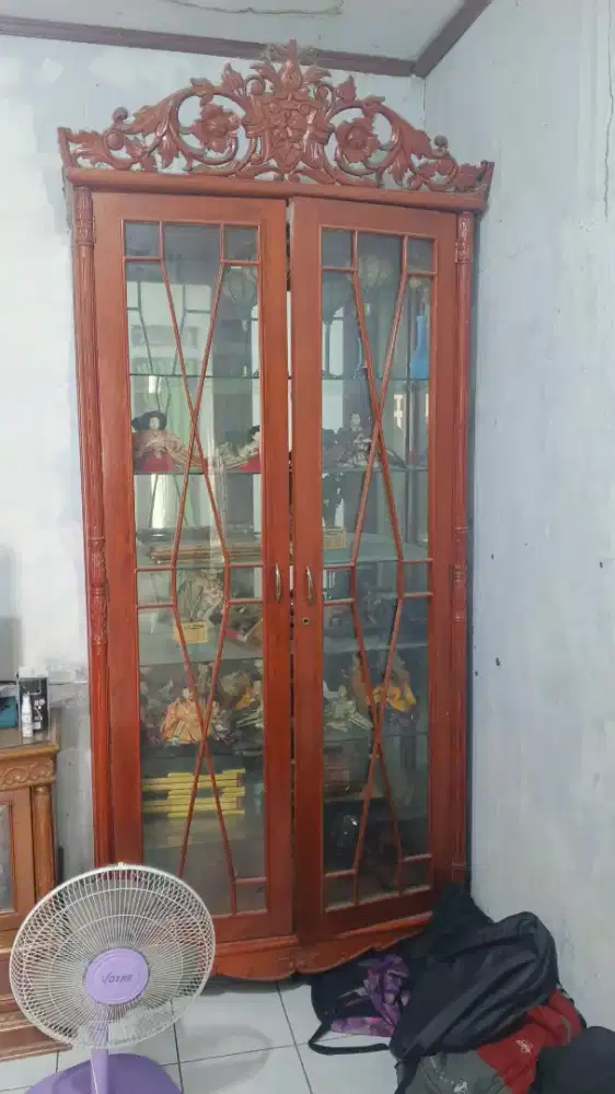 Lemari pajangan ruangan