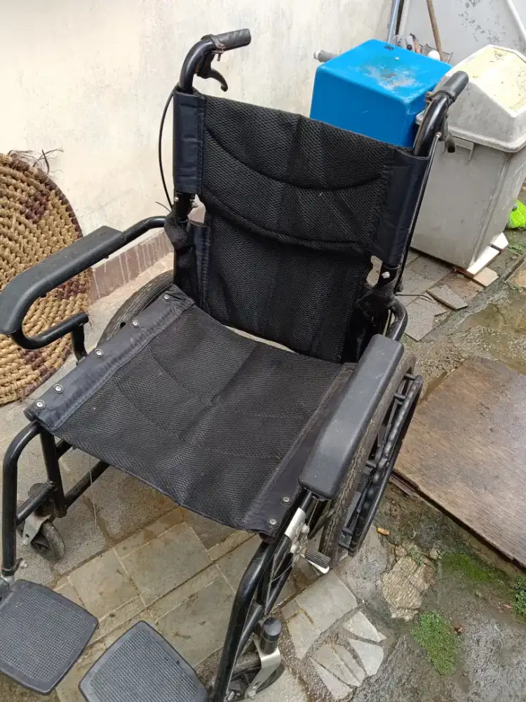 Kursi roda ban kecil mulus