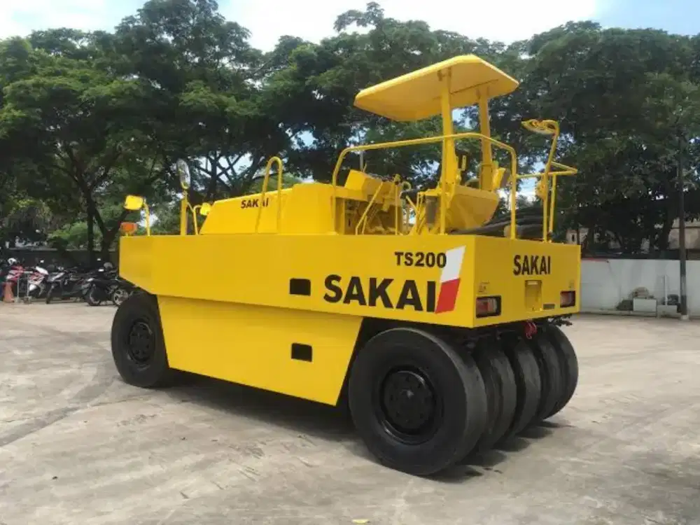 Aspal hotmix pakai alat finisher