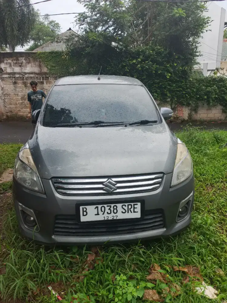 Mobil Suzuki Ertiga 2012,,abu abu