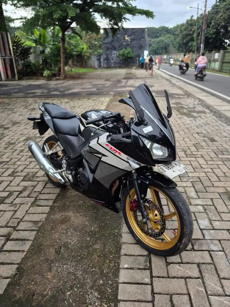 Dijual Honda CBR 150 R K45 tahun 2015 pajak hidup