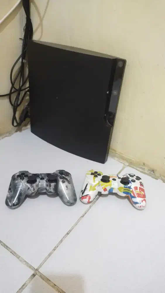PS 3 slim 500gb, wireless control, full games, 2 dual shock