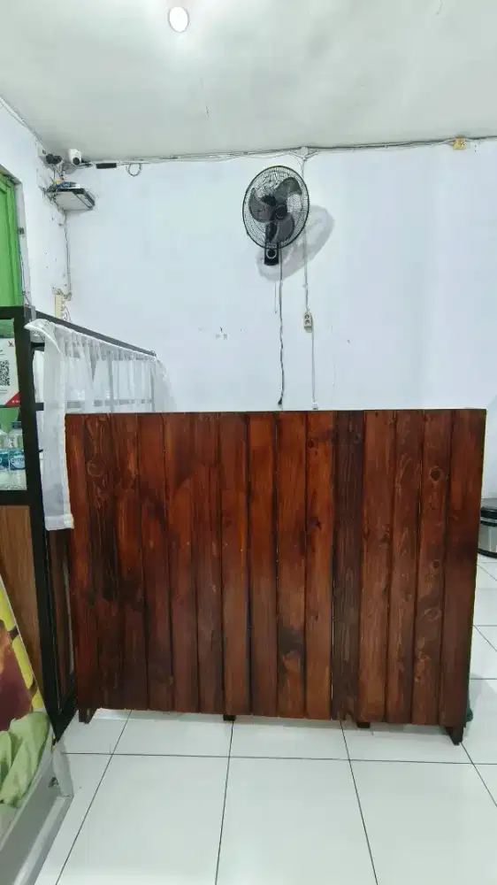 Sekat Kayu Cocok untuk Kasir