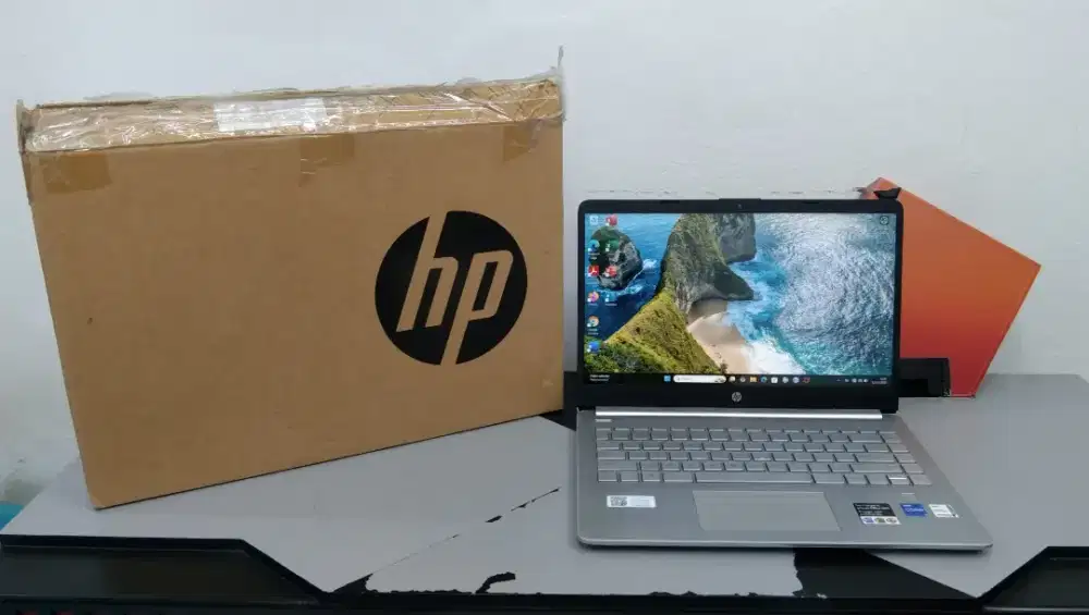 Hp 14s dq5000tu 
Core i5 gen 12 
Ram 8gb 
Ssd 512gb 
14 inch fhd