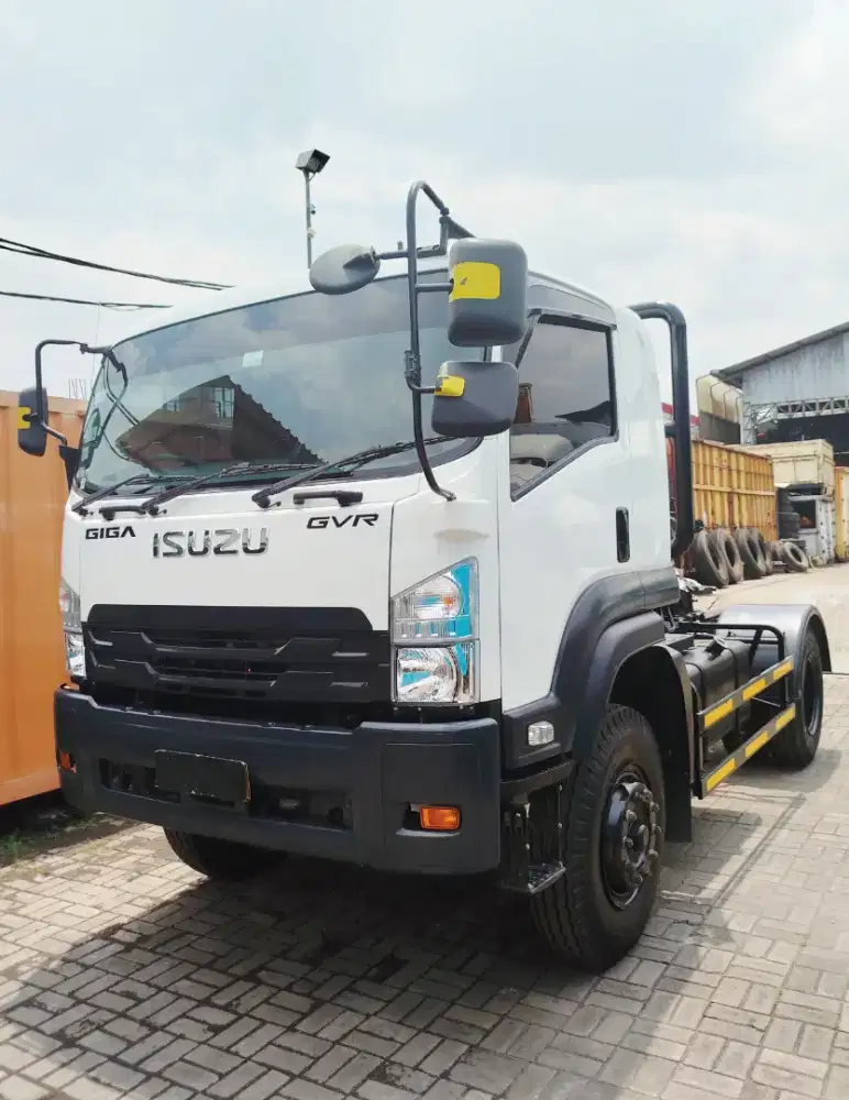 ISUZU GIGA TRACTOR HEAD GVR PRIME MOVER KEPALA TRAILER HINO TRAKTOR