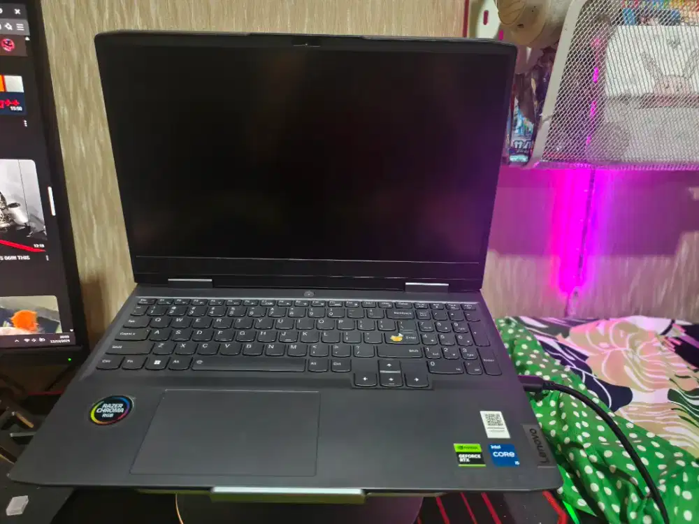 Lenovo LOQ 15IR H8 muluss top