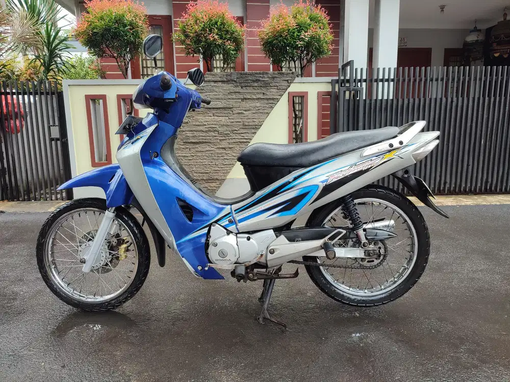 KHARISMA X 125 TAHUN 2004 JOSS