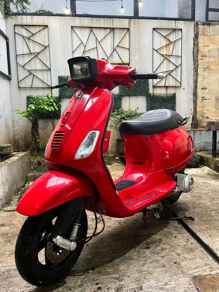 Vespa S 150 Merah merona