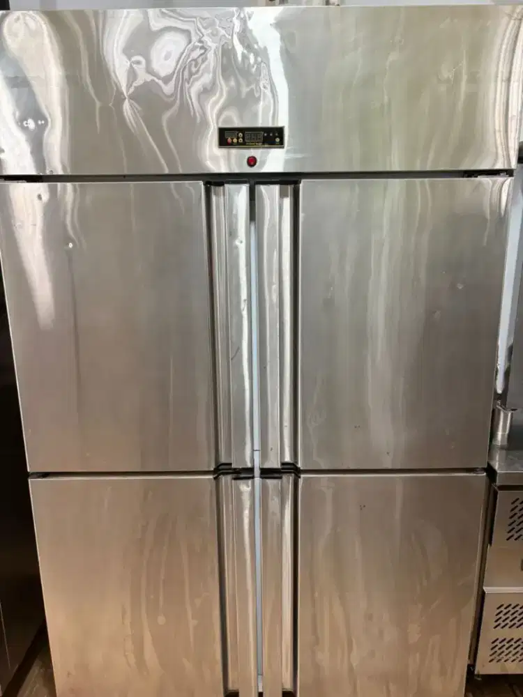 Upright 4 pintu kombinasi chiller+flizeer mesin orian 

Harga : 8 jt