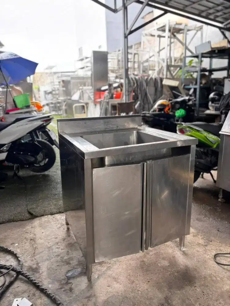 Sink 1 lubang kabinet 
Ukuran 75x75x85
Lubangnya 50x50x30

Harga 2jt