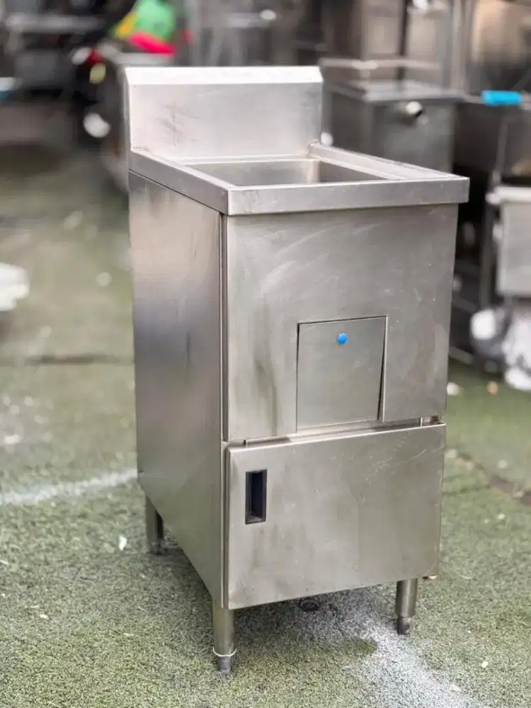 Sink 1 lubang 

40x60x85
Lubangnya 30x40x30

Harga 1.800.000