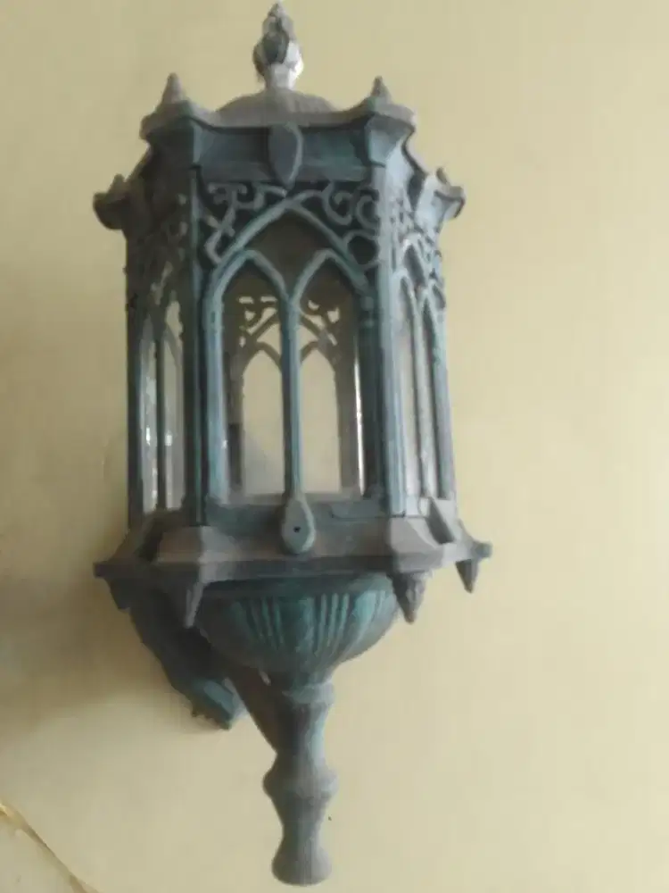 Lampu hias rumah dan kursi goyang