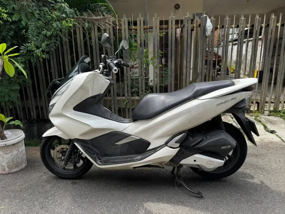 Dijual Pemakaian Pribadi KM Rendah Honda PCX CBS 2018 Putih