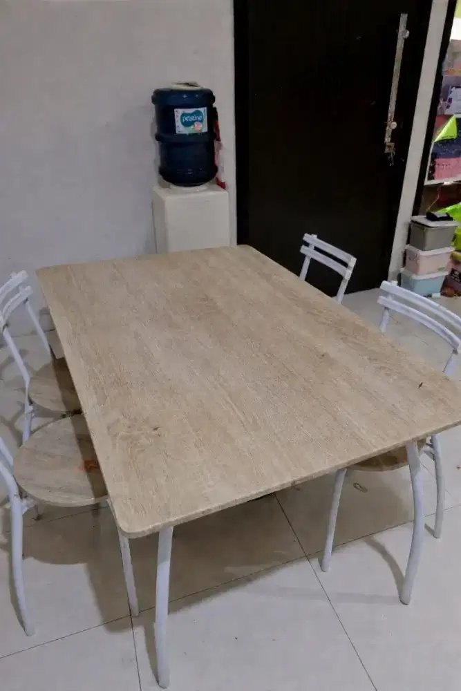 Meja Makan set 4 Kursi