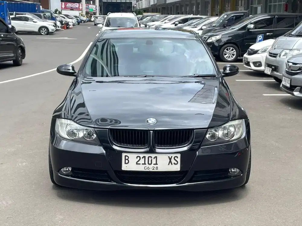 BMW 320i E90 2008 HITAM. Mecha aman banget. TINGGAL GAS