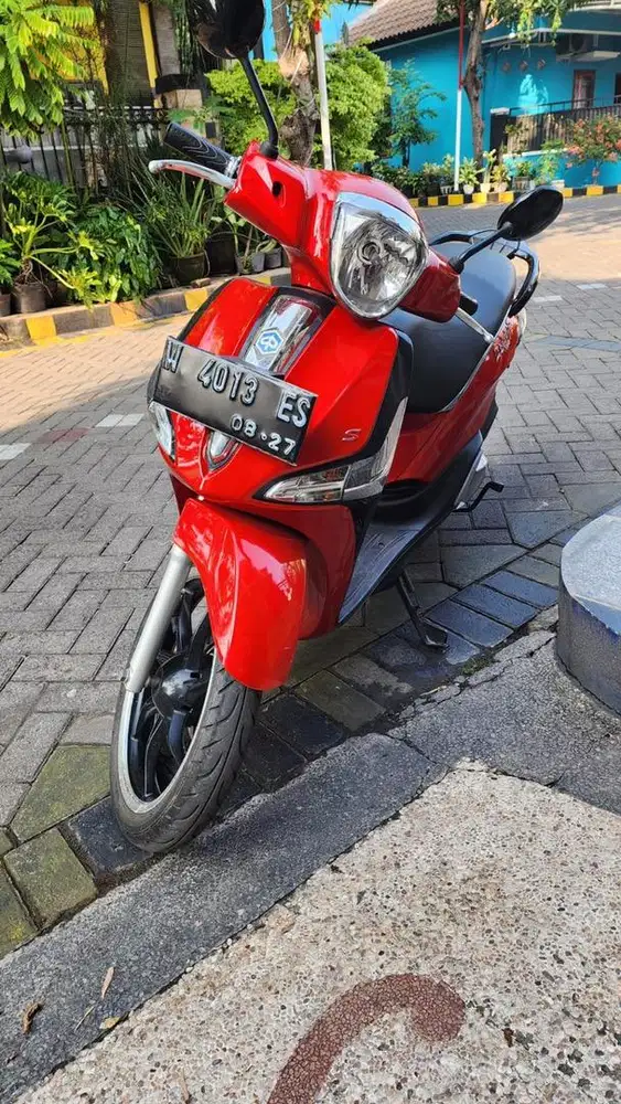 Piagio liberty merah 2016