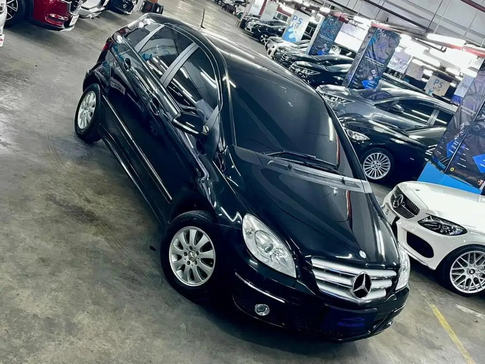 Mercedes Benz B180 AT 2011 HITAM. Mobil Terawat siap Gas.