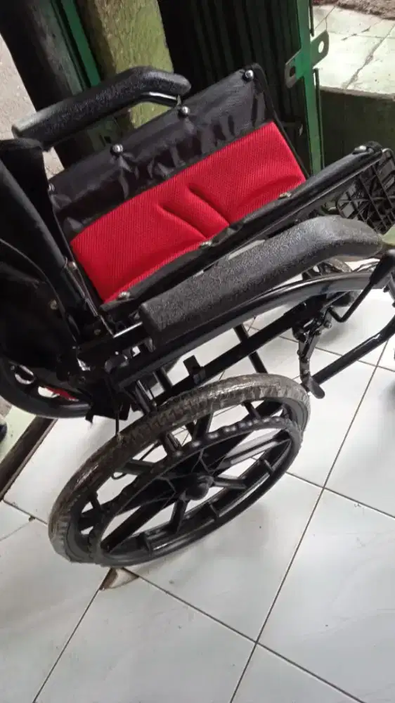 Kursi roda bekas rem tangan siap pakai