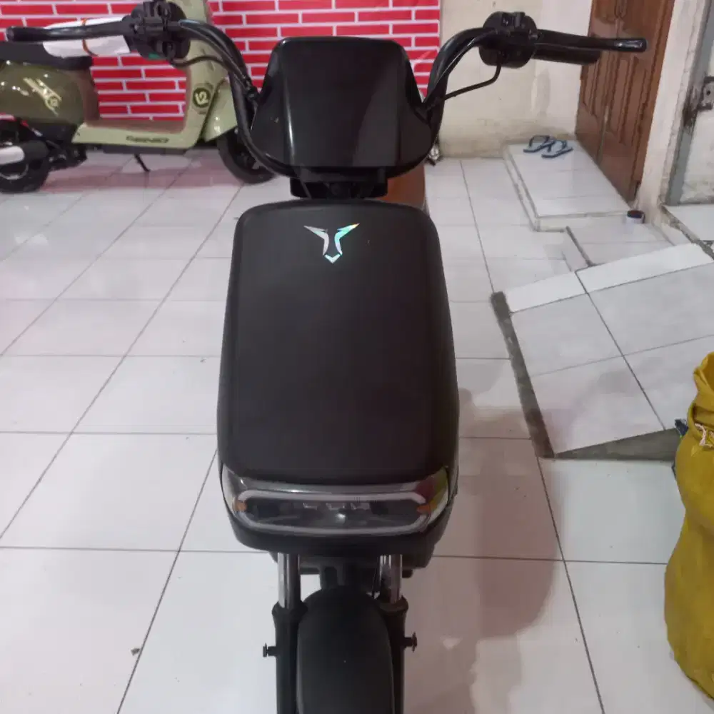 Uwinfly D8D hitam dof