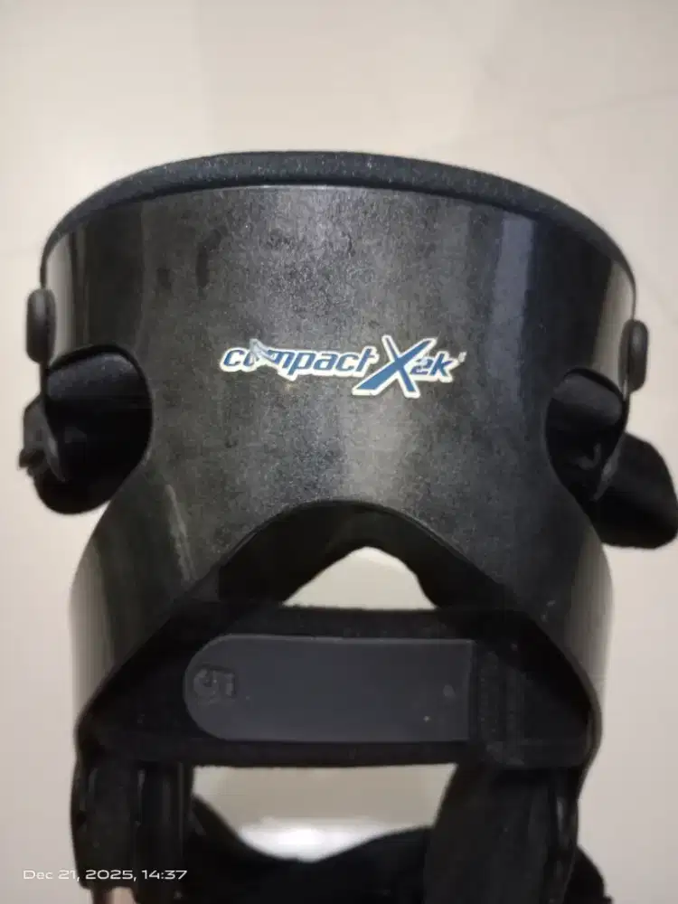 Alat penyangga lutut (knee brace)