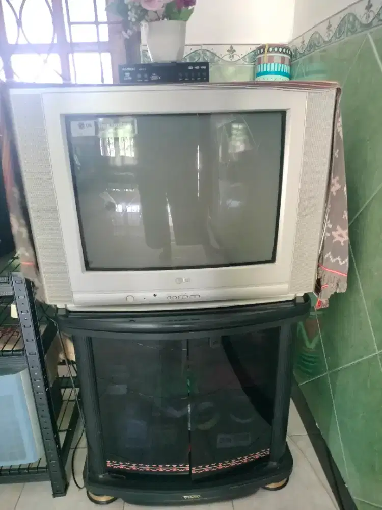 TV Tabung LG 21 inch + set box + lemari tv