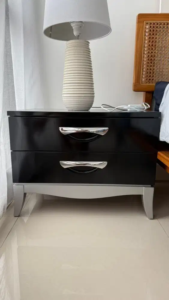 Dijual bed side table drawer kondisi mulus 2 buah