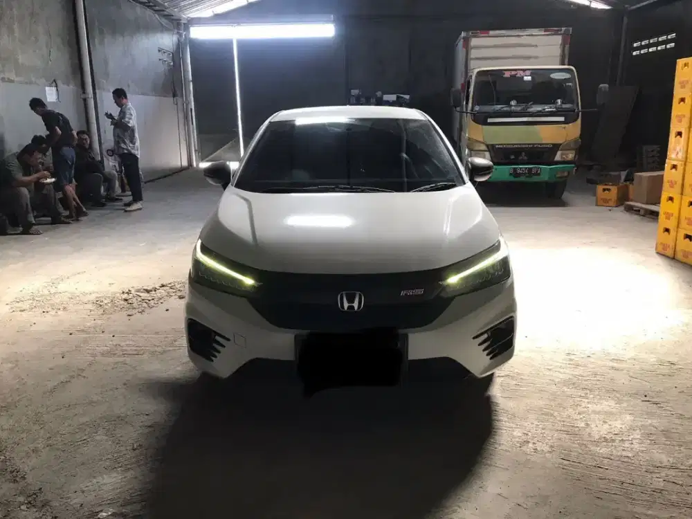 City Hatchback Putih Istimewa