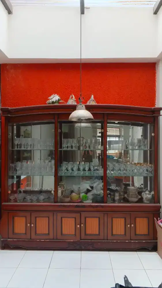 Lemari kaca penyimpanan