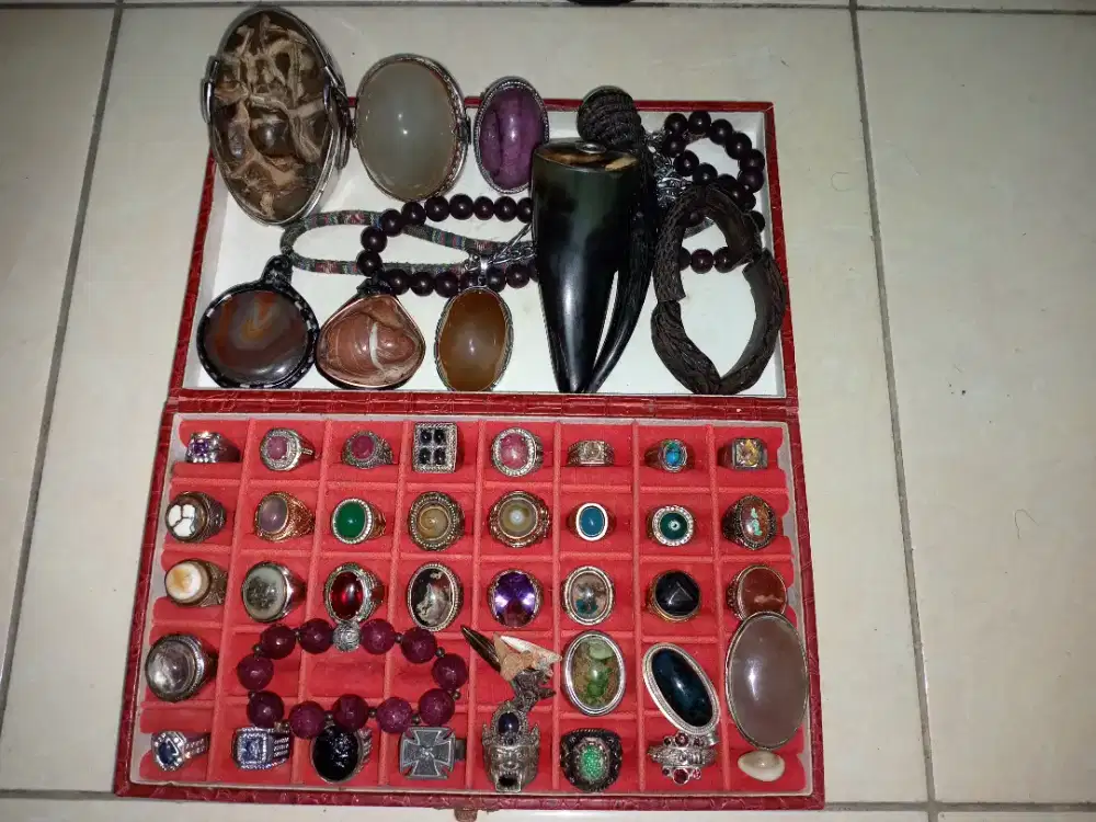 Ragam batu akik, permata, liontin, gelang dan cangklong