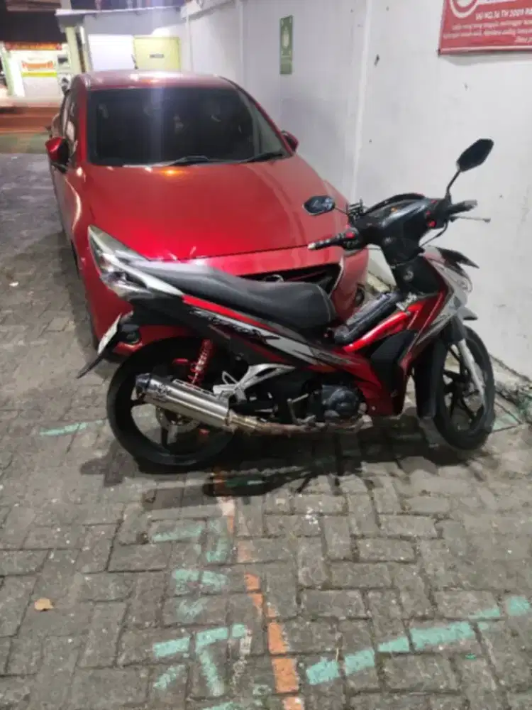 Supra helm in injeksi