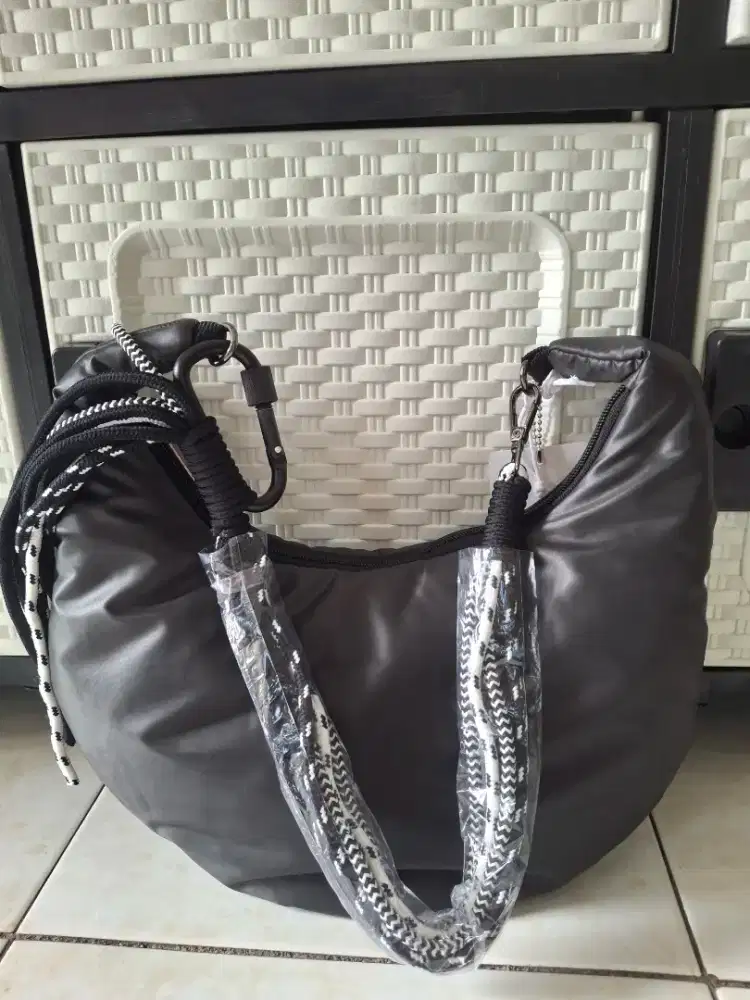 Taa croisant puffy hitam