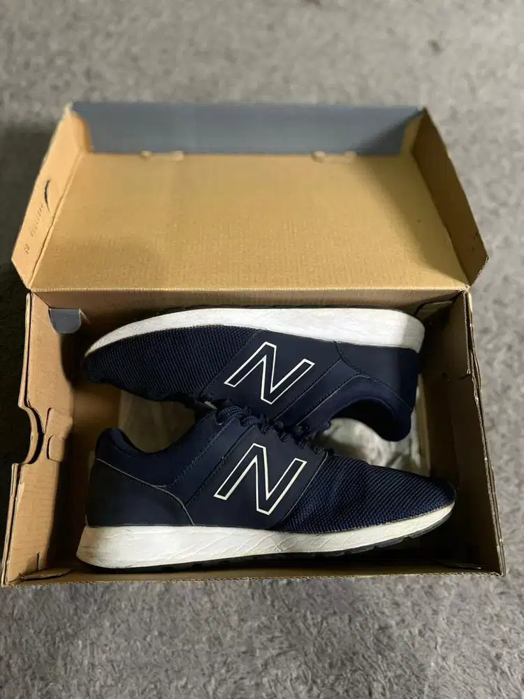Sepatu running NB